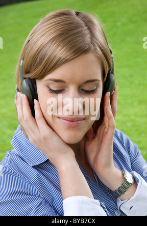 Young woman wearing headphones Banque D'Images