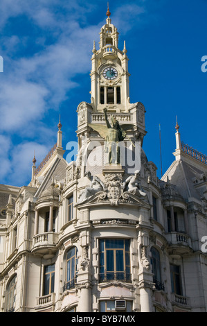 Tour de l'horloge d'un bâtiment historique dans l'Avenida dos Aliodos, vieille ville de Porto, Portugal, Europe Banque D'Images