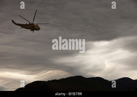 Des modèles dans le cloud sur un front occlus sur le Lake District hills à Ambleside, Cumbria, Royaume-Uni, avec un hélicoptère. Banque D'Images