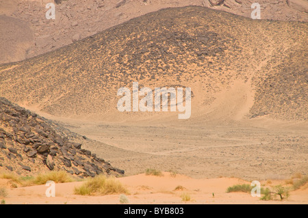 Lieu de sépulture traditionnel un Touareg dans le désert près de Tikoubaouine, Algérie, Afrique Banque D'Images