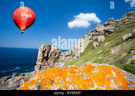 Cornish paysage côtier près de l'île Cornwall, UK, avec un ballon à air chaud Banque D'Images
