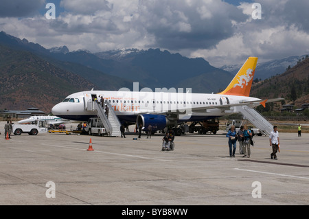 Avion à l'aéroport, Paro, Bhoutan, Asie Banque D'Images