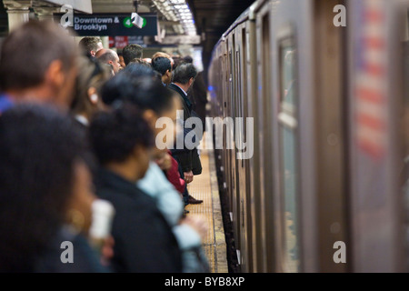 Plate-forme du métro bondé à Manhattan à New York City Banque D'Images