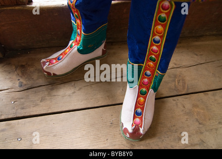 Pieds d'un moine habillé en costume traditionnel, Paro, Bhoutan, Asie Banque D'Images