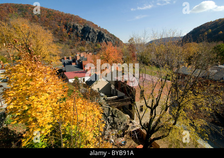 Petites maisons à Harpers Ferry, entouré d'arbres, Maryland, United States of America, USA Banque D'Images