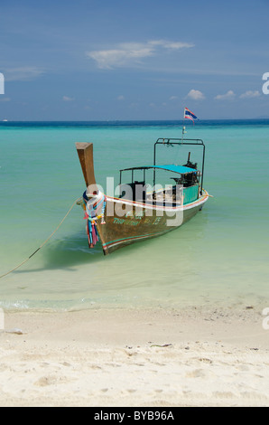 La Thaïlande, la mer d'Andaman, Phuket. Île de Phi Phi Don. Traditional Thai longboat. Banque D'Images