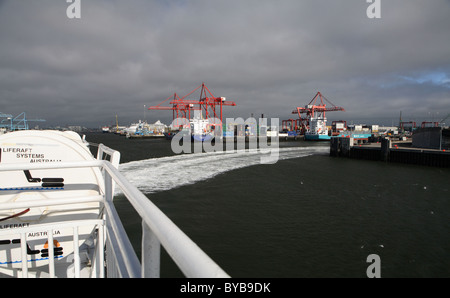 Irish ferry du port de Dublin avant de la pluie sur un jour nuageux Banque D'Images