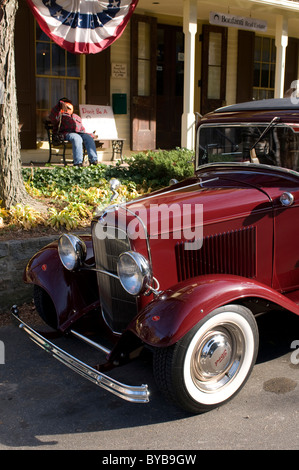 Vintage voiture garée en face d'une maison américaine typique, New York, USA Banque D'Images