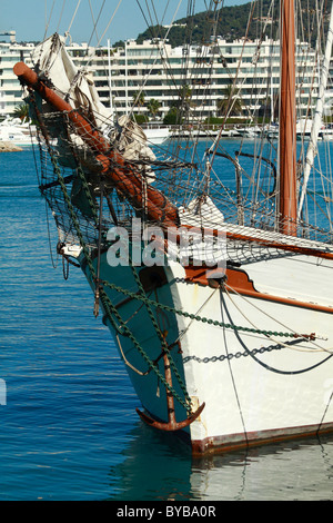 Grand voilier goélette, bow, détail, amarré au port d'Ibiza, Ibiza, Espagne, Europe Banque D'Images