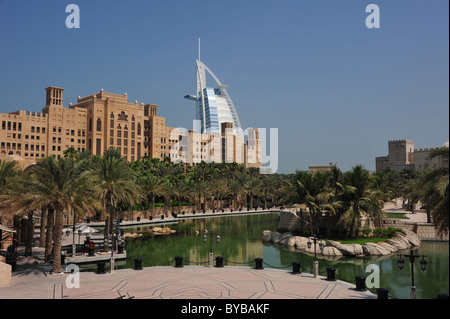 Le Burj Al Arab vu de l'hôtel à Al Qasr Madinat Jumeirah, Dubaï, Emirats Arabes Unis. Banque D'Images