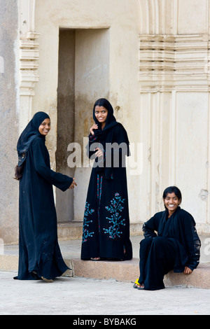 Jeunes femmes musulmanes à Qutb Shahi Tombs à Golconda à Hyderabad Inde Banque D'Images