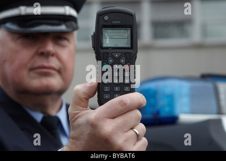 Agent de police de l'affichage d'une nouvelle radio numérique qui est actuellement testée par la police de Rhénanie-Palatinat, Coblence Banque D'Images