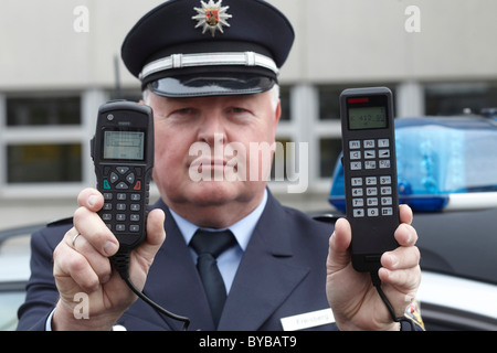 Agent de police de l'affichage d'une nouvelle radio numérique qui est actuellement testée par la police de Rhénanie-Palatinat, gauche Banque D'Images