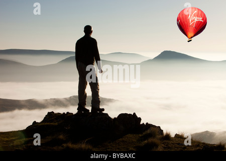 L'alpiniste surplombe une inversion de température avec brouillard de vallée éboulis rouge près de Ambleside, avec un ballon à air chaud. Banque D'Images