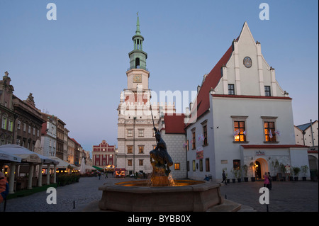 Hôtel de ville et la fontaine de Neptune, place du marché, Rynek, Poznan, Pologne, Grande Pologne, Europe Banque D'Images