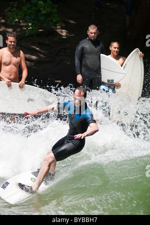 River surfant sur l'Eisbach à Munich, Allemagne. Banque D'Images