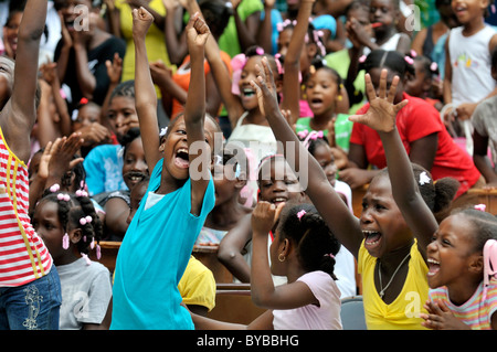 Encourager les enfants durant une pièce de théâtre à l'école, Petit Goave, Haïti, Caraïbes, Amérique Centrale Banque D'Images