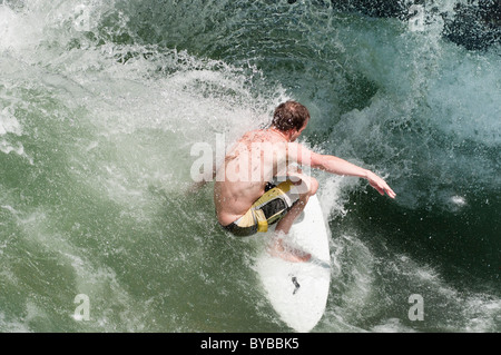 River surfant sur l'Eisbach à Munich, Allemagne. Banque D'Images