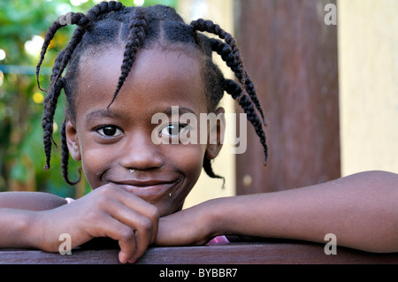 Portrait d'une fille avec des cheveux, Petit Goave, Haïti, Caraïbes, Amérique Centrale Banque D'Images