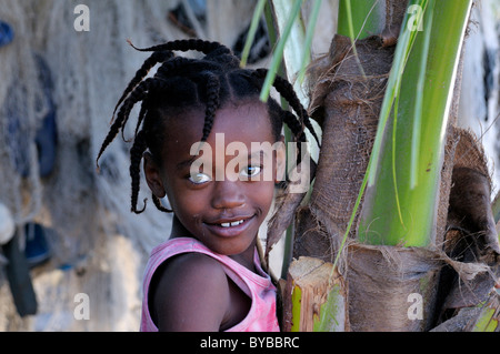 Portrait d'une fille avec des cheveux, Petit Goave, Haïti, Caraïbes, Amérique Centrale Banque D'Images