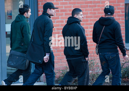 Jeunes musulmans sur Stoney Stanton Rd à Coventry, West Midlands, Angleterre. Banque D'Images