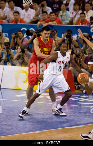 Yao Ming (CHN) Dwight Howard(USA) USA-Chine men's basketball action aux Jeux Olympiques d'été 2008, Pékin, Chine Banque D'Images