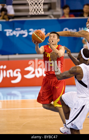 Liu Wei (CHN) USA-Chine men's basketball action aux Jeux Olympiques d'été 2008, Pékin, Chine Banque D'Images