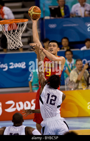 Yao Ming (CHN) USA-Chine men's basketball action aux Jeux Olympiques d'été 2008, Pékin, Chine Banque D'Images