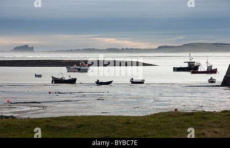 Château de Bamburgh de 'l'île sacrée de Lindisfarne' Angleterre Northumberland.. Banque D'Images