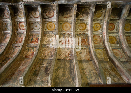 Plafond peint de la grotte numéro 9 de grottes bouddhistes d'Ajanta en Inde Banque D'Images