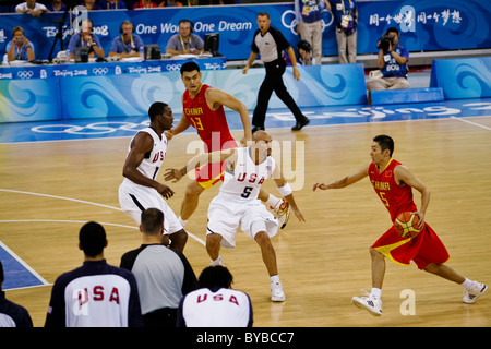 Jason Kidd (USA) Yao Mng (CHN) Liu Wei (CHN) avec balle, Dwight Howard (USA) USA-Chine action masculine de basket-ball à l'Olympi 2008 Banque D'Images