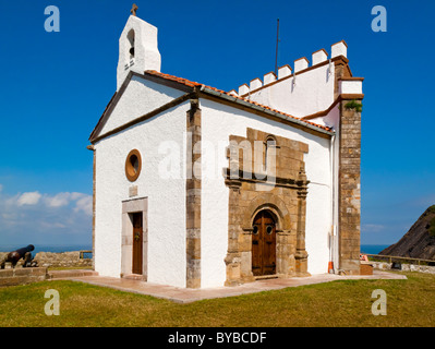 Ermita de la Guia une petite chapelle sur les falaises au-dessus de la station balnéaire de Ribadesella Asturies dans le nord de l'Espagne Banque D'Images