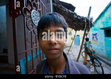 Jeune Indien dans une ruelle à Tiruchy ou Inde Tiruchirappalli Banque D'Images