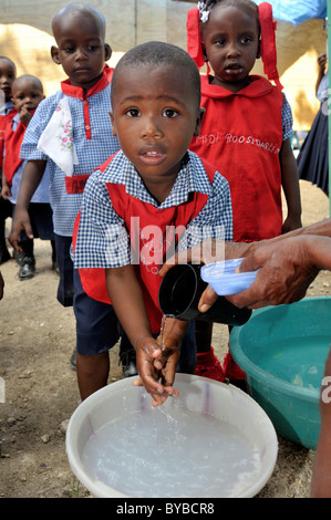 En tant qu'infections prévention contre le choléra, les enfants apprennent à se laver les mains dans une école maternelle, , Haïti, Caraïbes Banque D'Images