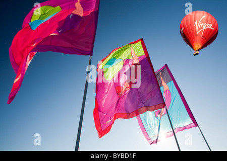 Les drapeaux à la piscine du centenaire à Penzance, Cornwall, UK, avec un ballon à air chaud. Banque D'Images