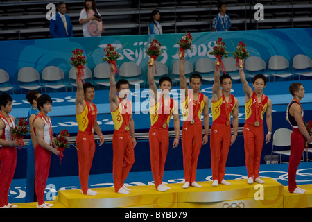 Qui a remporté la médaille d'or de l'équipe de gymnastique hommes chinois sur le podium aux Jeux Olympiques d'été 2008, Pékin, Chine Banque D'Images