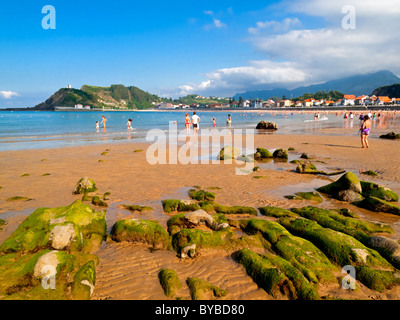 La plage et le front de mer à Ribadesella Asturies dans le nord de l'Espagne avec les montagnes Picos de Europa visible dans la distance Banque D'Images