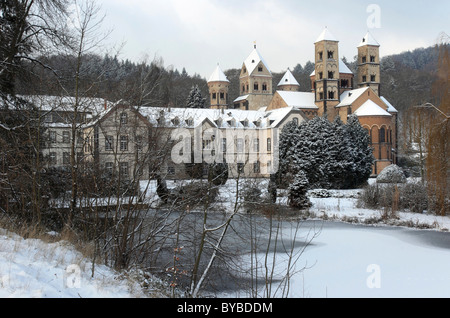 L'Abbaye de Maria Laach en hiver, abbaye bénédictine, Maria Laach, Rhénanie-Palatinat, Allemagne, Europe Banque D'Images