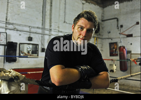 Jeune boxeur poids lourd Scott Whyley de Brighton dans le gymnase 2011 Banque D'Images