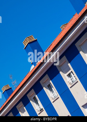 Appartement urbain moderne, bloc dans le nord de l'Espagne avec appartements et windows contre un ciel bleu Banque D'Images