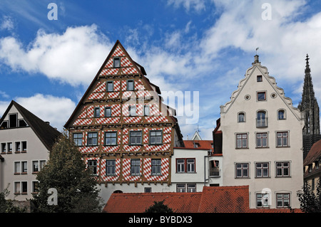 Vieille maison à colombages à pignons peints avec des diamants rouges, à droite le Quartier Gothique cathédrale de Münster Ulmer, vu depuis les remparts de la ville Banque D'Images