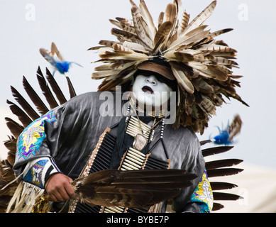 Eagle Tail, un amérindien de la tribu des Micmacs du Canada, des danses à la guérison l'esprit Pow Wow en Mt. Spacieuse, au Maryland. Banque D'Images