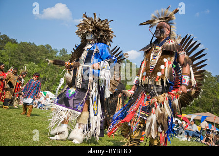 Les Amérindiens la danse à l'occasion de la 8e édition de Red Wing PowWow de Virginia Beach, en Virginie. Banque D'Images