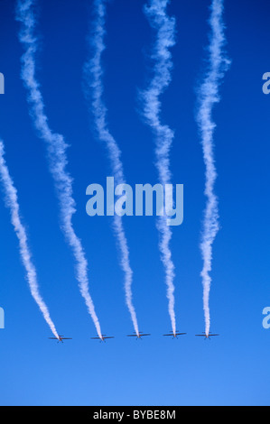 Des avions volant en formation serrée à l'Air Show, l'exécution de Manœuvres de voltige dans le ciel avec de la fumée Banque D'Images