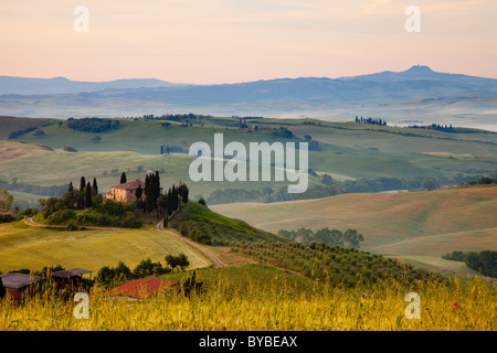 Podere Belvedere et à l'aube de la campagne toscane, près de San Quirico d'Orcia, Toscane Italie Banque D'Images