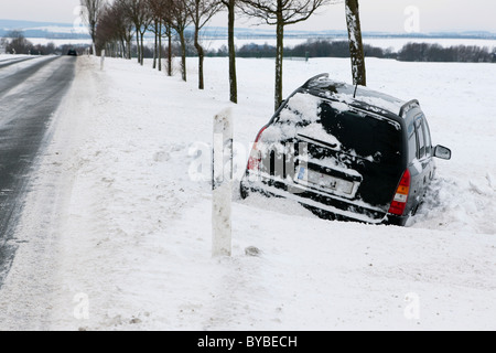 Voiture coincé dans un banc de neige, hiver, Germany, Europe Banque D'Images