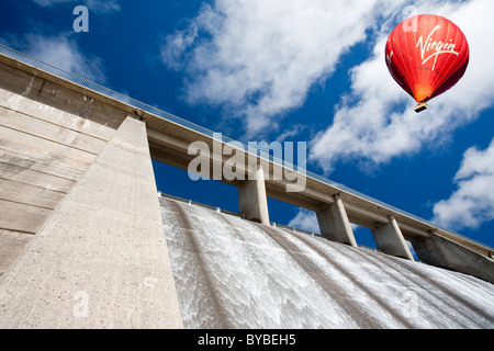 Gathega alimentant le barrage de l'eau pour pouvoir Guthega power station dans le cadre de l'hydro Snowy Mountains scheme Banque D'Images