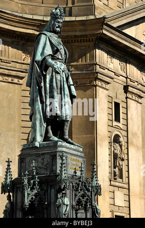 Statue en bronze, monument de l'empereur Charles IV sur la vieille ville tour du pont, le Pont Charles, Prague, la Bohême, République Tchèque Banque D'Images