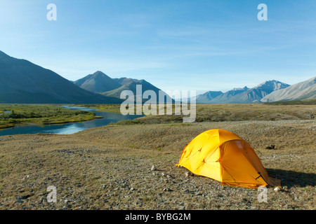 Tente d'expédition, la toundra arctique, le camping, les monts Mackenzie et de la rivière du vent derrière, Territoire du Yukon, Canada Banque D'Images