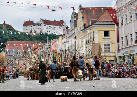 2009 Mariage de Landshut, une grande fresque médiévale, lanciers formant un hérisson, Landshut, Basse-Bavière, Bavaria, Germany, Europe Banque D'Images